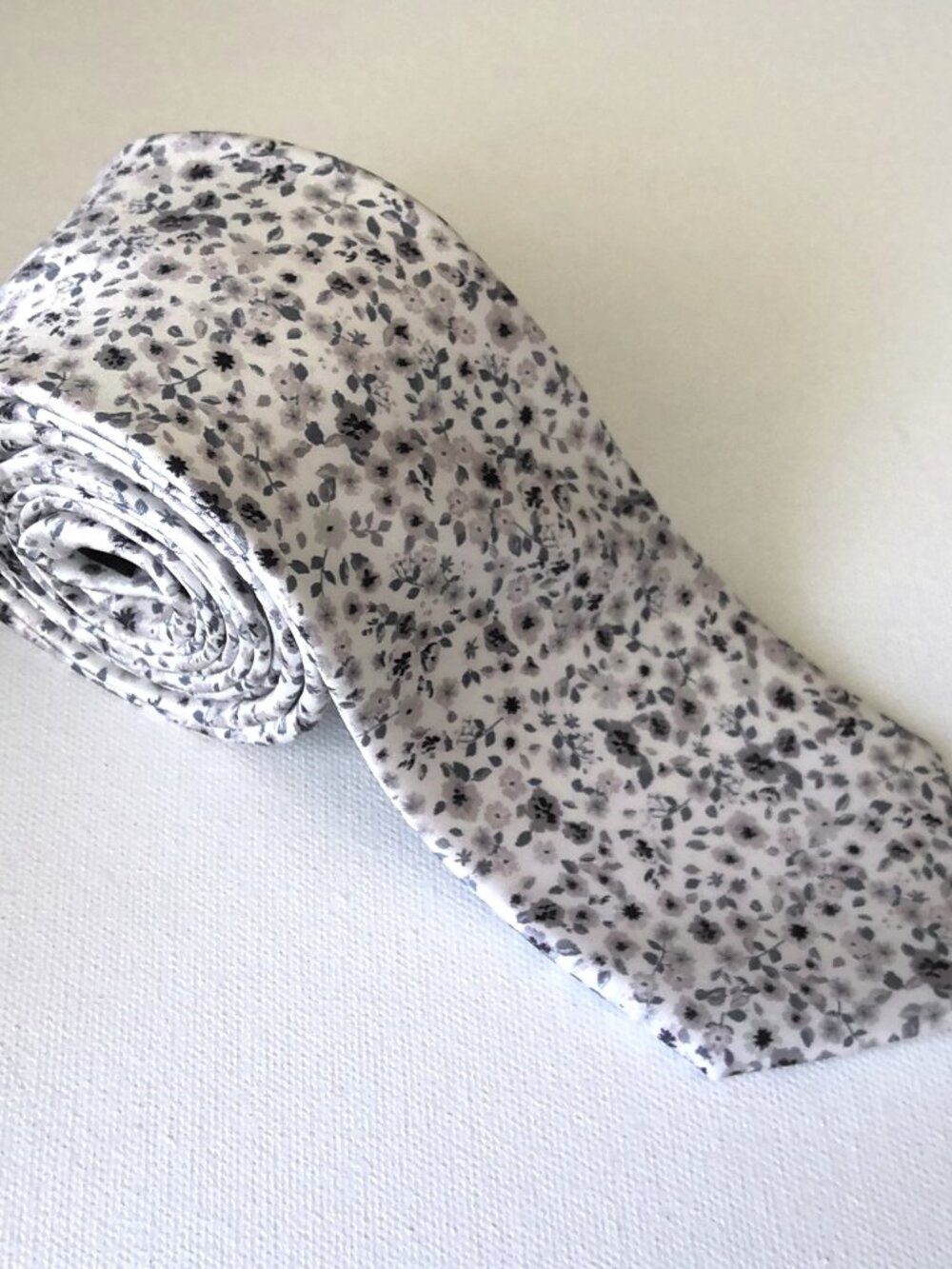NWT Pronto Uomo Men's 100% Silk Neck Tie Classic White Black & Gray Floral Print